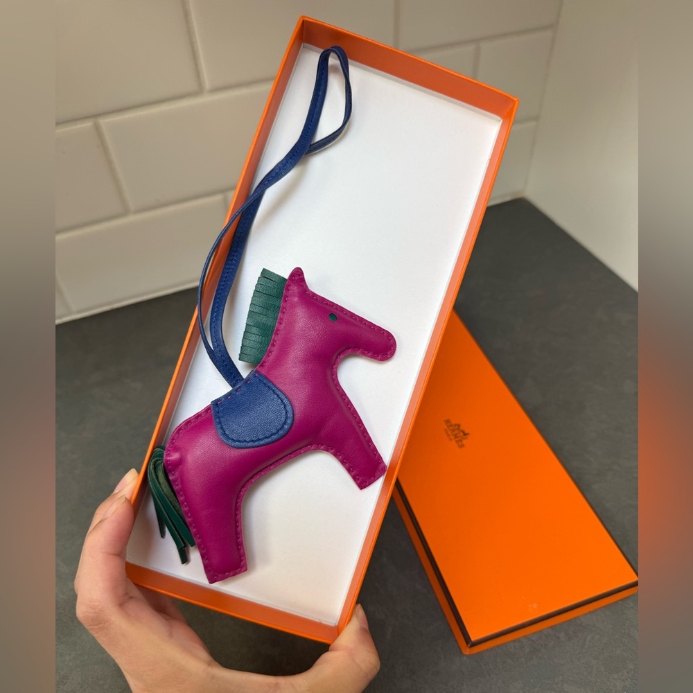 Hermès Milo Agneau Rodeo Charm MM Rose Purple Electric Blue - Picture 1 of 11